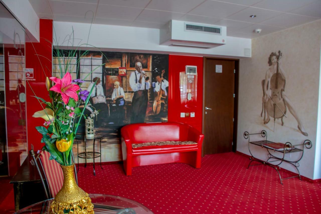 Grand Pier Boutique Luxury King And Queen Deluxe Rooms, With Free Welcome Breakfast For All Stays Up To 4 Nights *